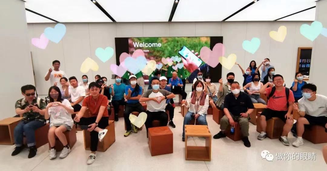 蓝睛灵伙伴们在Apple店员的引导下了解和尝试多种Apple的产品 Lanjingling members learning about Apple products, guided by Apple staff